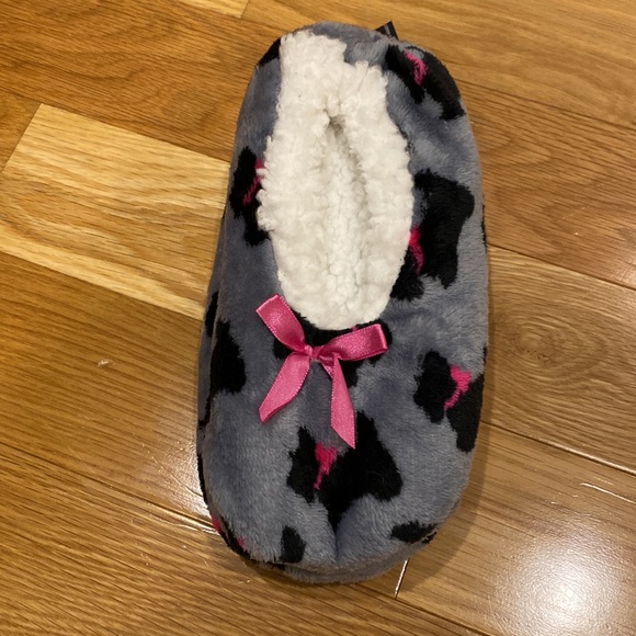 NWT. Womens slippers. Never worn. Size 6-8. - Picture 6 of 6